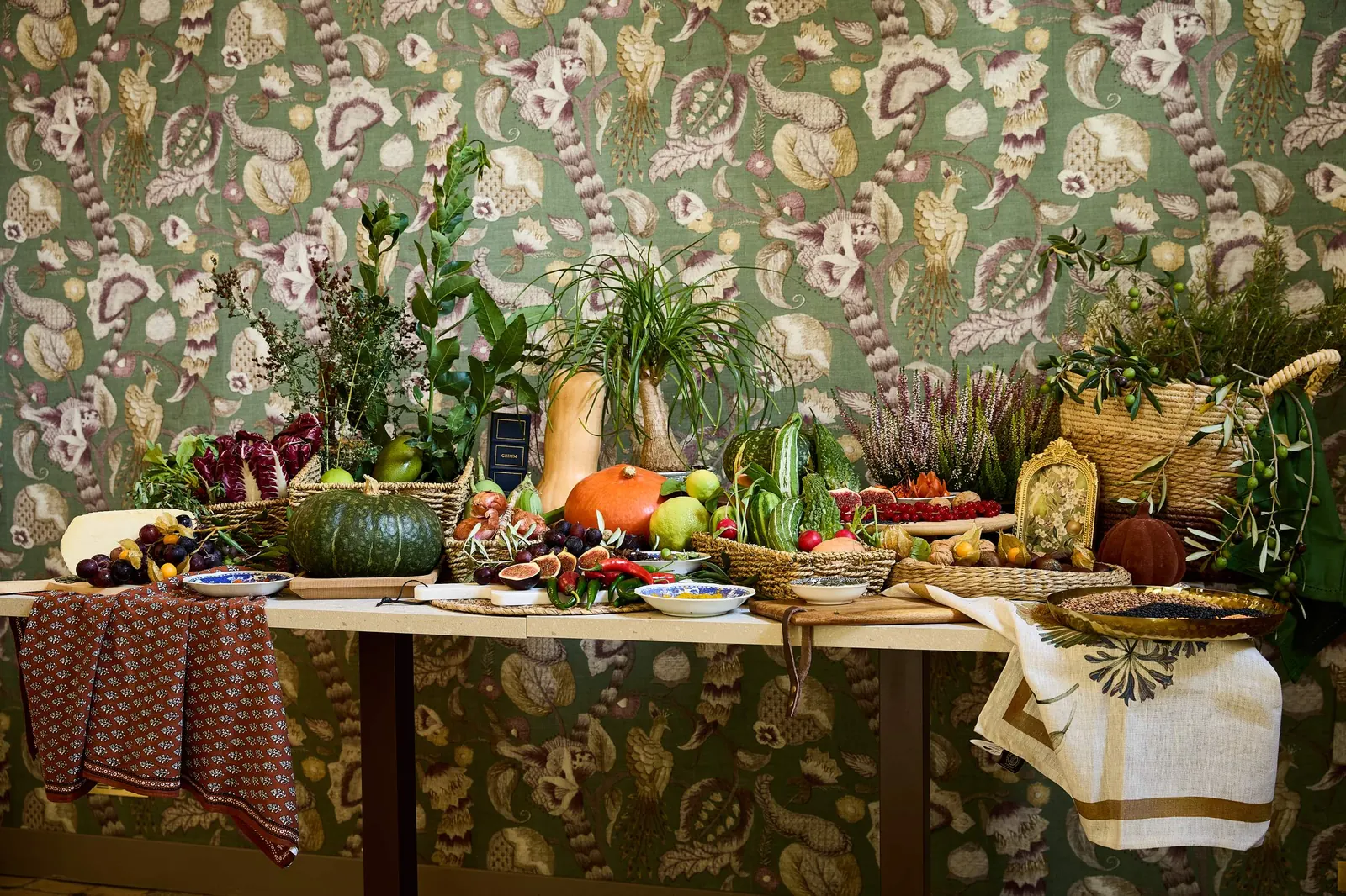 La gastronomia di Flora Picena sul tavolo davanti alla carta da parati