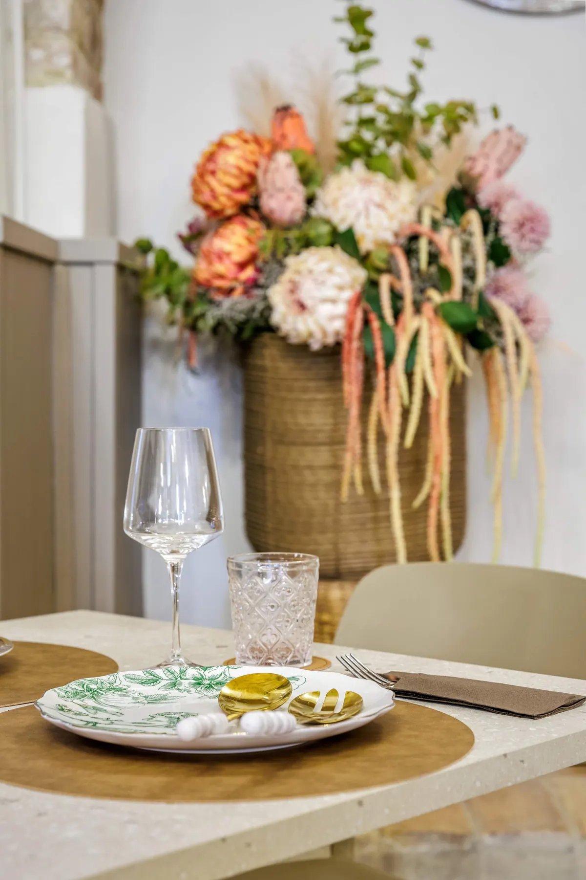 Tavolo apparecchiato con composizione di fiori