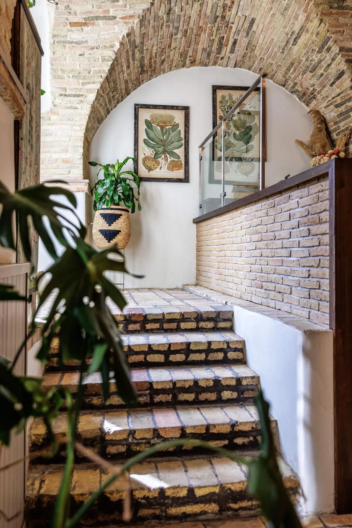 Scala in mattoni con piante