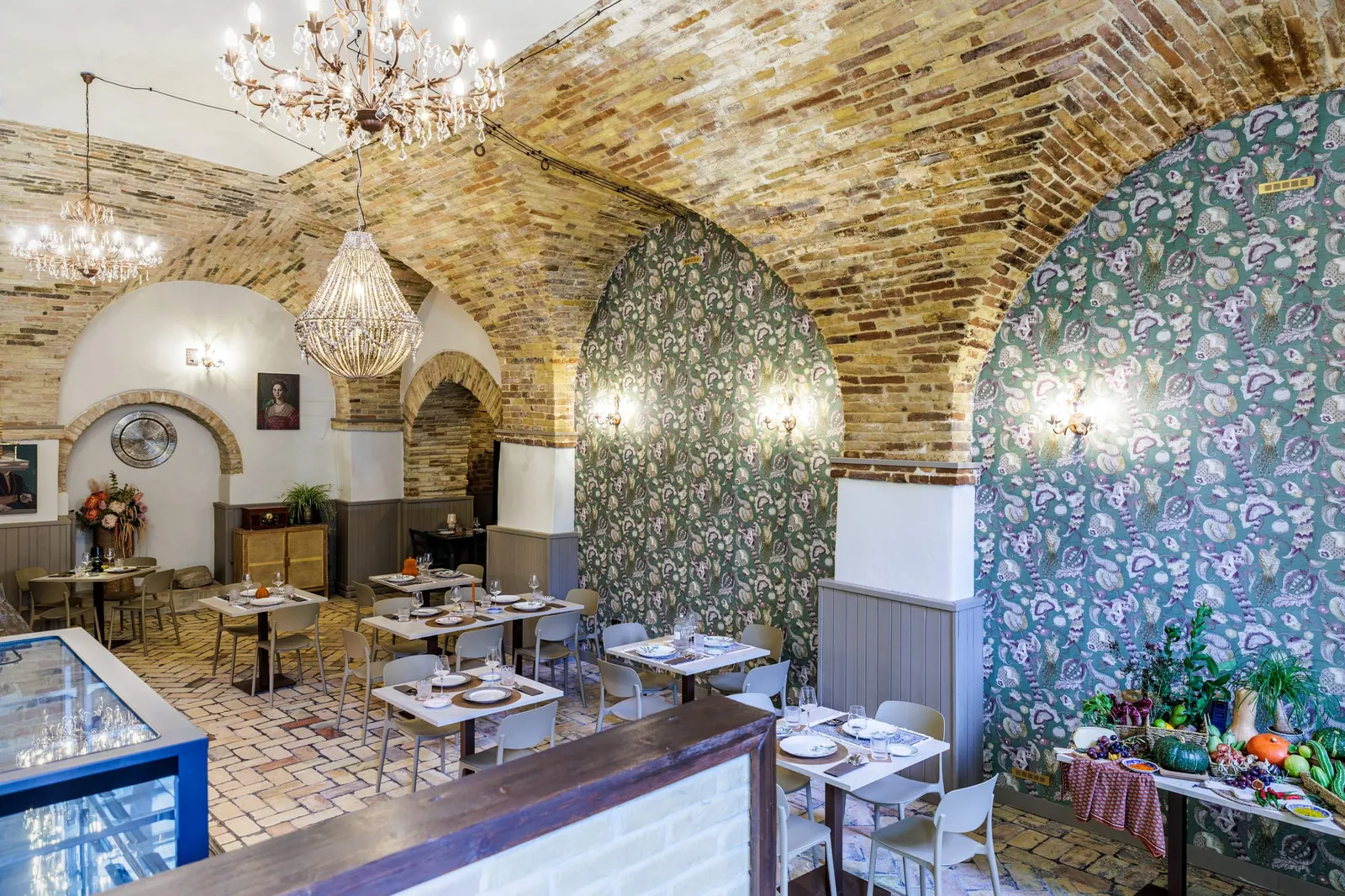 Sala principale con volte in mattoni e lampadari