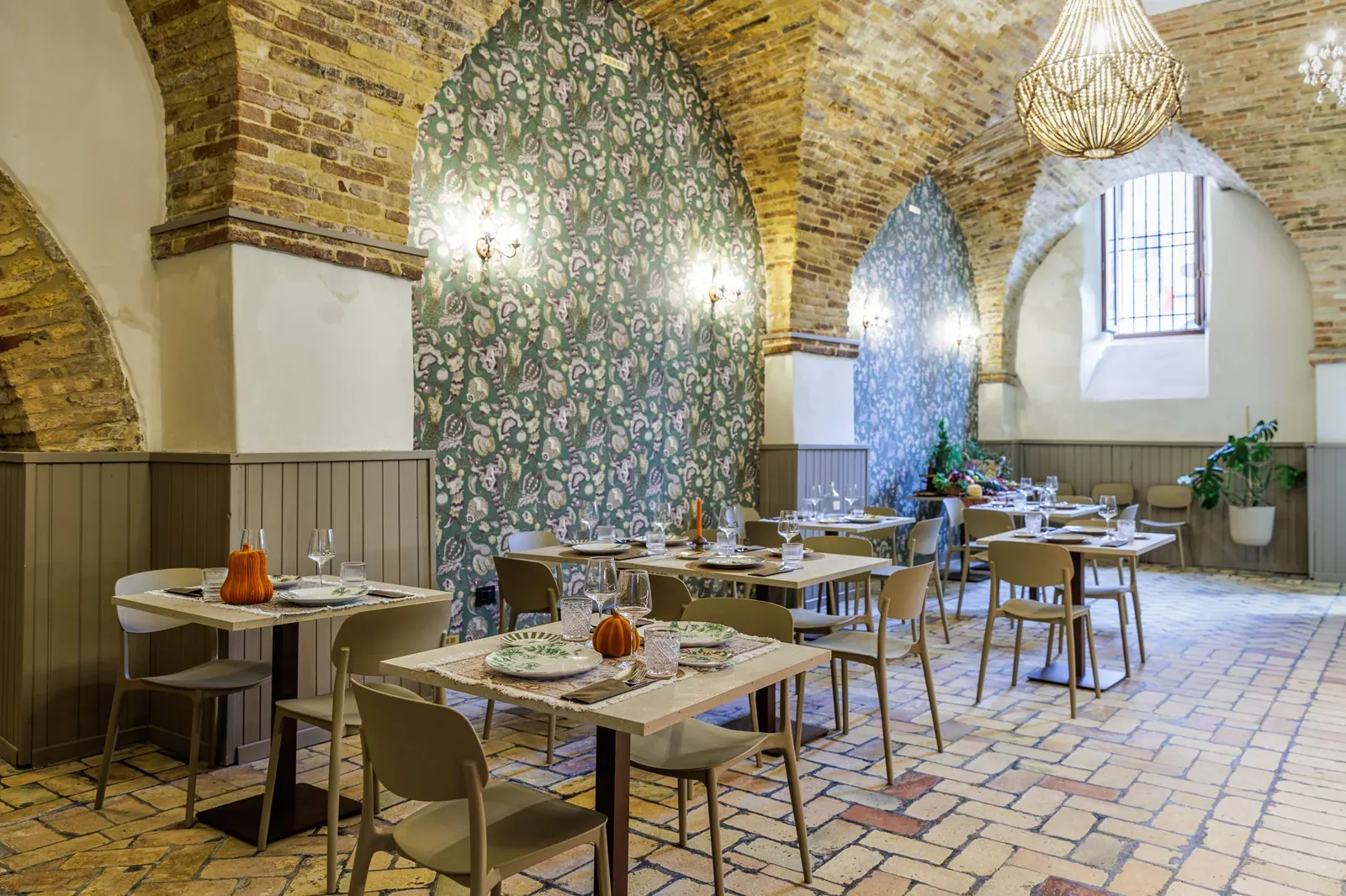 Sala con carta da parati floreale